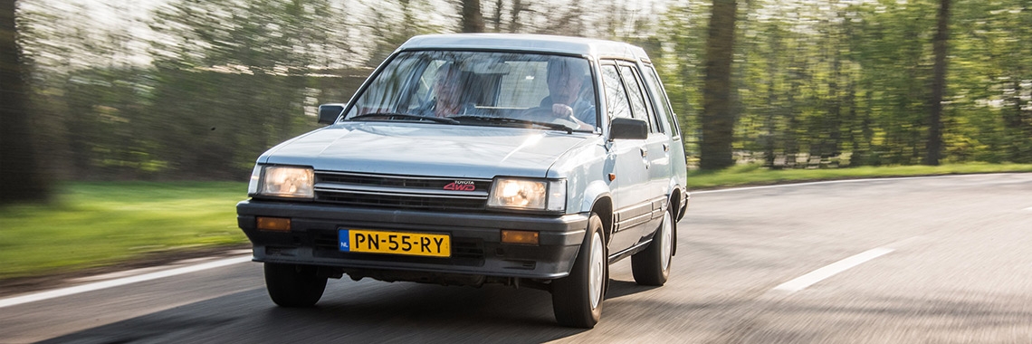 Toyota-Tercel-exterieur-driekwart-linksvoor-rijdend-1140-380